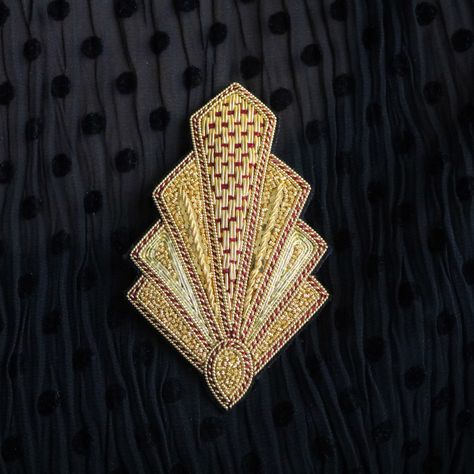 Broach Art Deco, Pearl Purl Embroidery, Art Deco Beading Patterns, Art Deco Embroidery Pattern, Goldwork Techniques, Art Deco Textiles, Art Deco Beading, Art Deco Embroidery, Royal School Of Needlework