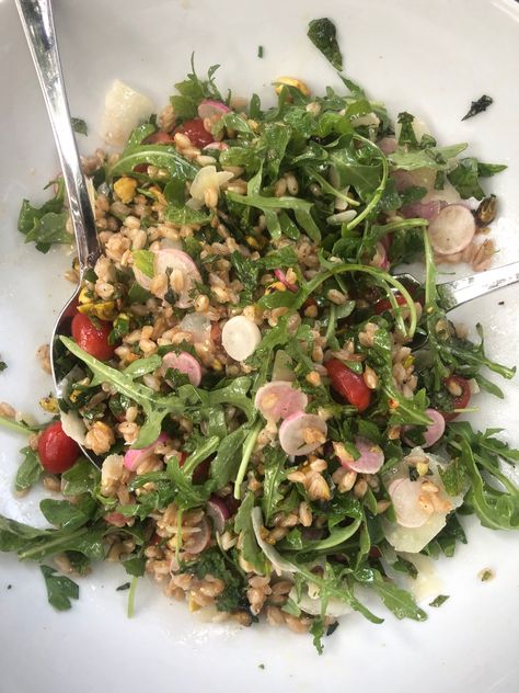 Charlie Bird's Farro Salad Farro Recipes, Summer Eats, Beautiful Salad, Farro Salad, Summer Side Dishes, Summer Eating, Large Salad Bowl, Radishes, Juicing Lemons