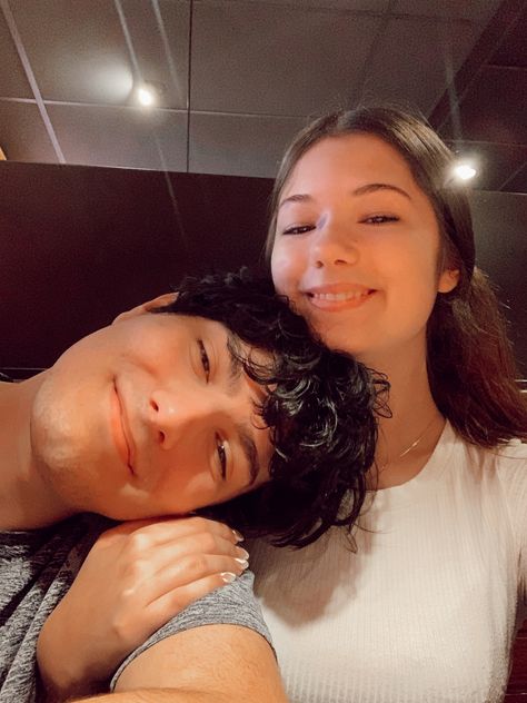 Couple Pic In Restaurant, Couple Selfies Poses Cute, Couple Aesthetic Pose In Cafe, Cafe Pose Ideas Couple, Cafe Couple Poses, Couples Cafe Photo Poses, Couple Poses At Cafe, Date Pics Restaurant, Couple Poses In Cafe