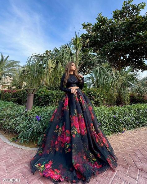 Outfit: Swimsuit + flowy cover-up + flip-flops Accessories: Beach bag and wide-brimmed hat Black Lehenga Choli, Indian Wedding Dresses, Dresses Indian Wedding, Bridesmaid Lehenga, Wedding Dresses Indian, Simple Lehenga, Black Lehenga, Indian Lehenga Choli, Organza Lehenga