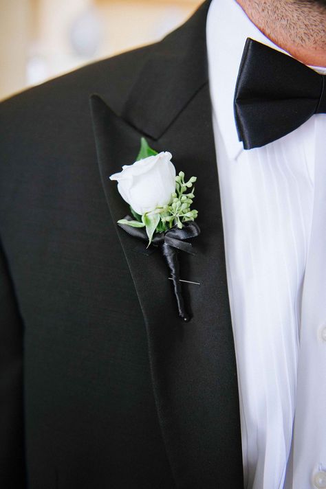 Grooms Flower, Boutineer Ideas, Country Wedding Groomsmen, Fall Groom, White Rose Boutonniere, White Boutonniere, White Flower Arrangements, Rose Boutonniere, All White Wedding