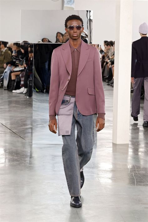 Paul Smith Menswear Fall Winter 2024 Paris – NOWFASHION Paul Smith Menswear, Ideal Male Body, Gq Style, Fall Winter 2024, Winter 2024, Large Fashion, Male Body, Paul Smith, Gq