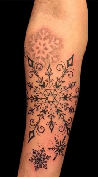 Snowflake Chest Tattoo, Snowflake Sleeve Tattoo, Winter Sleeve Tattoo, Winter Floral Tattoo, Snowy Tattoos, Arm Full Tattoo, Christmas Light Tattoo, Winter Tattoo Ideas, Frost Tattoo