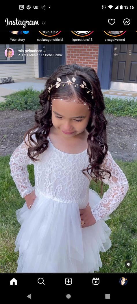 Hairstyle For Kids Graduation, Hairstyles For Bautizo, Girls Graduation Hairstyles, Hairstyles For Kids For Weddings, Kids Hair For Wedding, Preschool Graduation Hairstyles, Kinder Graduation Hairstyles, Flower Girl Hair With Headband, Girls Communion Hairstyles