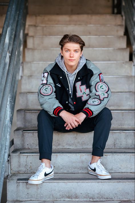 Letterman Jacket Pictures, Senior Photo Shoot, Senior Photos Boys, Senior Photoshoot Poses, Senior Photography Poses, Senior Boy Poses, Male Senior Pictures, Graduation Photography Poses, Senior Photo Poses