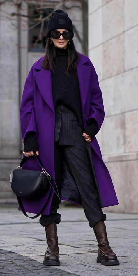 Purple Coat Outfit, Look Kylie Jenner, Look Legging, Combination Fashion, Winter Wardrobe Essentials, Purple Coat, Purple Outfits, Looks Street Style, Coat Outfits