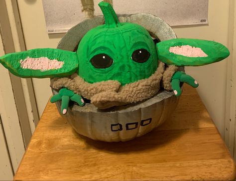 Baby Yoda Pumpkin, Star Wars Pumpkin, Yoda Pumpkin, Pumpkin Carving Painting, Decorating Pumpkins, Halloween Pumpkin Diy, Creative Pumpkin Decorating, Pumpkin Diy, Carving Painting