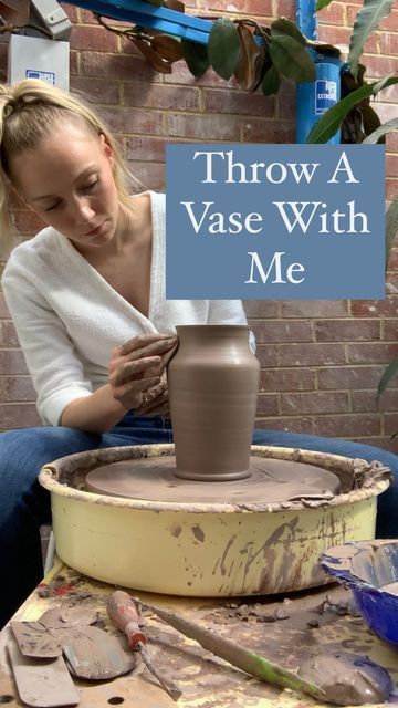 Throwing A Vase On The Wheel, Pottery Vases Ideas Clay, Throwing Clay, Pottery Videos, Wheel Throwing, Pottery Workshop, I Like That, Pottery Inspiration, Clay Vase