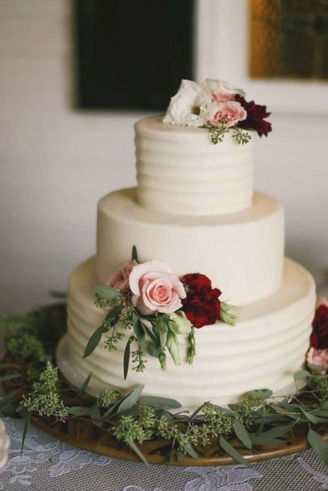 Simple textured ivory three-tier wedding cake with dusty pink and burgundy flowers with eucalyptus Vintage Pasta, Burgundy Wedding Cake, Cake Elegant, Wedding Cake Boxes, 3 Tier Wedding Cakes, Pink And Burgundy, Elegant Birthday Cakes, Simple Elegant Wedding, Wedding Cakes Blue