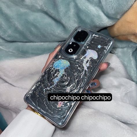 Jellyfish Ripples Epoxy phone case, available for all iPhone & Samsung phone More details check my Bio For the epoxy case, the processing time is about 15-20 days. #epoxy #epoxyphonecase #resinphonecase #animalphonecase #jellyfish #jellyfishdesign #epoxydiy #handmadephonecase #zflip5 #zflipcase #zflip4case Samsung 23, Shark Phone Case, Jellyfish Phone Case, Mermaid Core Phone Case, Mermaidcore Phone Case, Sea Shell Phone Case, Jellyfish Design, Handmade Phone Case, Animal Phone Cases