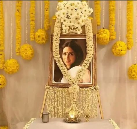 Memorial Service Decorations, Frame Arrangement, Anniversary Diy, Prayer Meeting, Marriage Decoration, Indian Flowers, Flower Photoshoot, Anniversary Flowers, Naming Ceremony