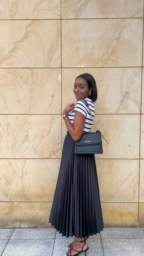 Pleated Skirt Outfit Casual, Outfit Pleated Skirt, Pencil Skirt Outfits Casual, Classy Elegant Outfits, Skirt Classy, Black And White Outfit, Cute Modest Outfits, Modest Dresses Casual, Stylish Work Attire