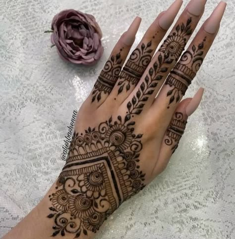 Half Hand Henna Design, Henna For Wedding Guests, Modern Henna Designs Style, Hana Ideas, Modern Henna Designs Palm, Back Hand Design, Hana Design, Mehndi Designs 2022, Henna Palm