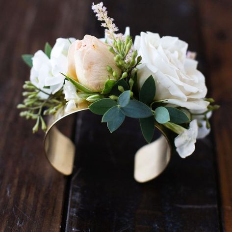 Cuff Corsage, Corsage Cuff, Prom Flowers Corsage, Floral Cuff, Corsage And Boutonniere, Diy Arrangements, Prom Flowers, Flower Corsage, Corsage Wedding