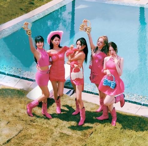 Swimming Pool Outfit, Queen Summer, G-idle Yuqi, Group Poses, Group Photos, Extended Play, G I Dle, Concert Outfit, Pop Group