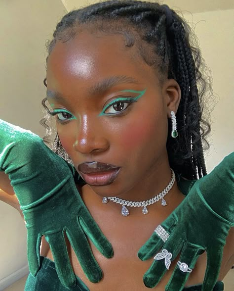 Green Makeup, Makeup Eye Looks, Cute Makeup Looks, Creative Makeup Looks, Dora The Explorer, Dark Skin Makeup, Eye Makeup Art, Make Up Inspo, Editorial Makeup