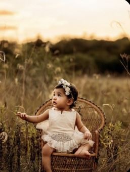 Vintage One Year Photoshoot, Boho Birthday Pictures, Boho 1 Year Photoshoot, First Birthday Shoot Outdoor, Unique First Birthday Photo Shoot, One Year Outdoor Photoshoot, First Birthday Girl Photoshooting Ideas, Outdoor First Birthday Photoshoot, First Birthday Photoshoot Outdoors