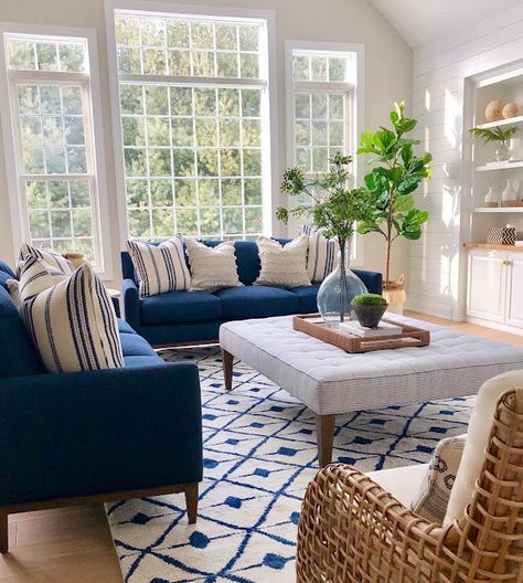 Navy Sofa Living Room, Blue Sofas Living Room, Blue Couch Living Room, Styl Hampton, Christmas Decorations Apartment, Blue Couches, Coastal Living Rooms, Blue Living Room, Living Room Decor Apartment