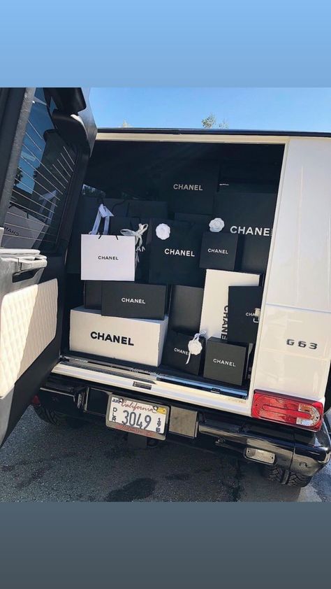 Chanel G Wagon Mercedes shopping bags boxes luxury designer haul shopping day Boujee Lifestyle, Aventador Lamborghini, Luxury Lifestyle Girly, Flipagram Instagram, Wealthy Lifestyle, Luxury Lifestyle Fashion, Luxury Lifestyle Women, Bmw Alpina, Wiz Khalifa