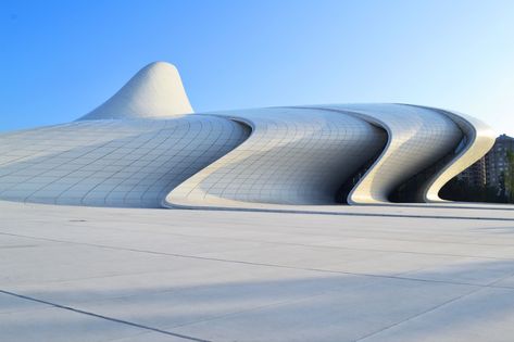 5 Buildings That Showcase the Aesthetics of Contemporary Architecture Neo Futurism, Futuristic Building, Royal Ontario Museum, Gothic Cathedrals, London Landmarks, Art Deco Buildings, Interesting Buildings, New Museum, Zaha Hadid