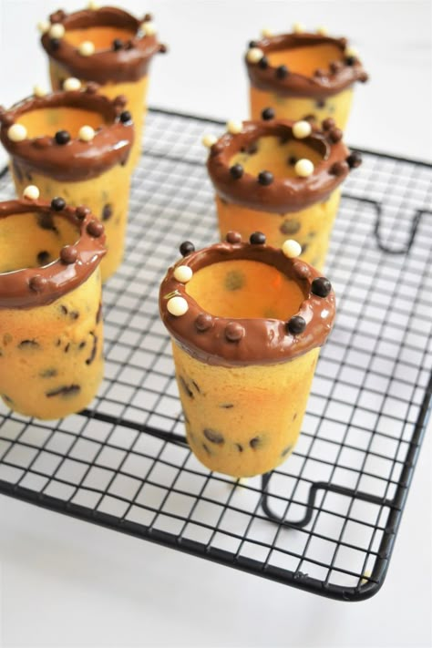 Cookies shot - recette des cookies en forme de verre Cookie Shot, Cookie Shots, Dessert Original, Dessert Shots, Cookie Business, Pie Tops, Choc Chip Cookies, Cake Factory, Cookie Cups