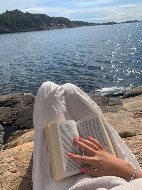 Isabella Vitiello, Pretty Vibes, Coastal Granddaughter, Cora Reilly, Surf Lifestyle, Book Worm, Beach Reading, Foto Ideas Instagram, Spring Vibes