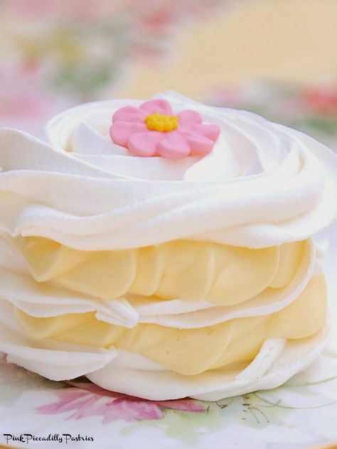 Pink Piccadilly Pastries: Lemon Meringue Stacks - An Easy Spring Dessert Easter Buffet, Meringue Desserts, Spring Dessert, Meringue Recipe, Pavlova Recipe, Dessert Easy, Spring Desserts, Meringue Cookies, Crinkle Cookies