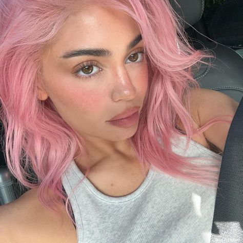 We'll let you in on a not so little secret - thanks to Kylie Jenner a.k.a King Kylie - Pink Hair is Trending yet again just like in 2014! Kylie Jenner Pink Hair, 2014 Era, Cotton Candy Pink Hair, Kylie Jenner Icons, Kily Jenner, Sherilyn Fenn, Looks Kylie Jenner, Kylie Jenner Lipstick, Kylie J