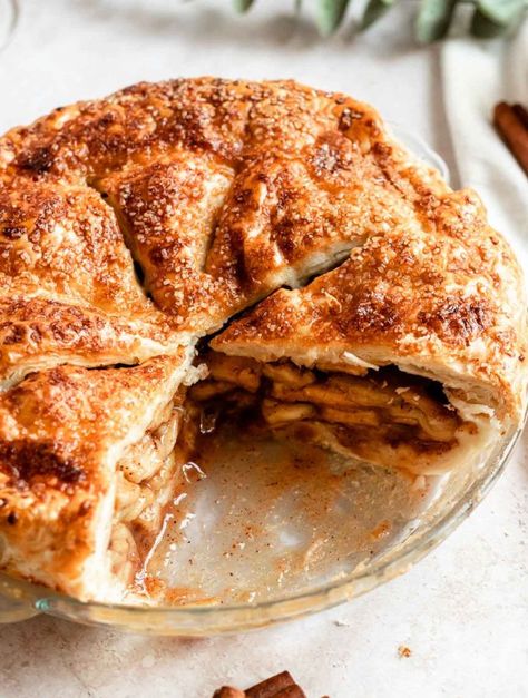 Apple Pie With Puff Pastry, Puff Pastry Apple Pie, Pie With Puff Pastry, Classic Apple Pie Recipe, Baking Fall, Dessert Fall, Perfect Apple Pie, Salted Caramel Apple Pie, Apple Puff Pastry