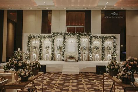 Christian Engagement Stage Decoration, Wedding Stage Backdrop Elegant, Hindu Marriage Decoration Stage, Sangeet Decoration Night Indoor, Wedding Reception Ideas Indoor Elegant, Banquet Design, Engagement Stage, Engagement Design, Small Stage