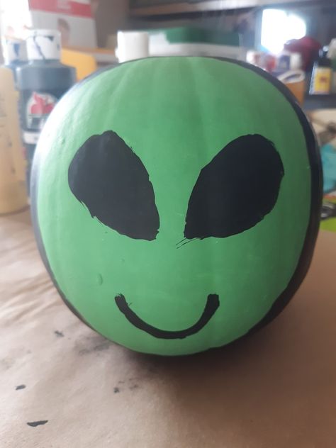 Green Pumpkins Painting Ideas, Green Pumpkin Painting, Alien Pumpkin Painting, Green Pumpkin Painting Ideas, Easy Diy Halloween Crafts, Alien Pumpkin, Diy Halloween Crafts, Halloween Art Projects, Halloween Pumpkin Designs