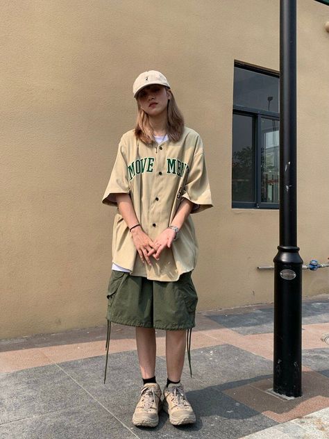 Japan Fashion Summer, Oversized Style Women, Baseball Shirt Outfit, Women Kpop, Khakis Outfit, Looks Hip Hop, Green Cargo Shorts, Oversize Outfit, Hip Hop Vintage