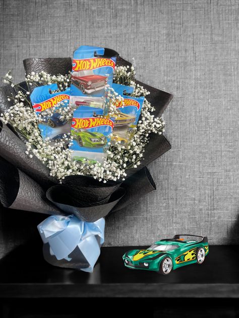 Male Bouquet Gift, Hotwheel Bouquets, Hot Wheels Flower Bouquet, Hotwheels Bouquet With Flowers, Hot Wheels Bouquet For Bf, Ramos Hot Wheels, Ramos For Guys, Hot Wheels Bouquet, Men Bouquet