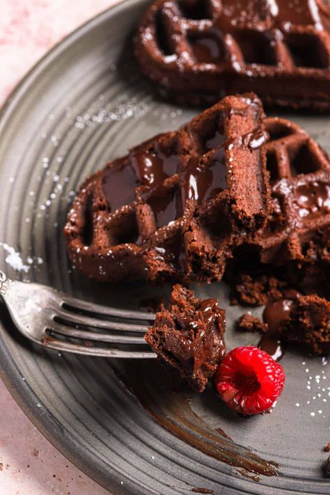 Chocolate Waffles Aesthetic, Chocolate Waffles Recipe, Easy Chocolate Bars, Waffles With Chocolate, Chocolate Waffle Recipe, Waffle Chocolate, Chocolate Fudge Recipes, Raspberry Delight, Waffles Chocolate