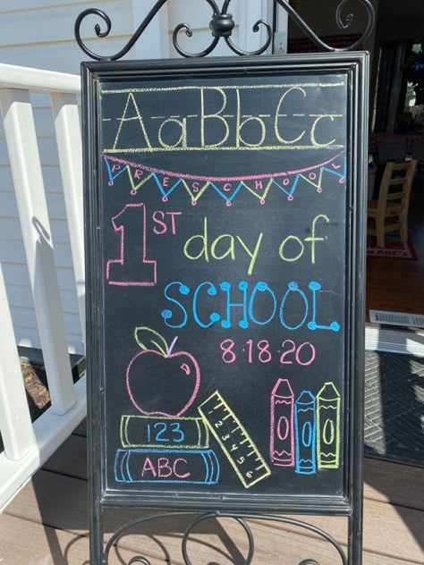 Back To School Whiteboard Art, Welcome Blackboard Ideas, Black Board Ideas Chalkboards, Classroom Chalkboard Ideas, Back To School Chalk Art, Back To School Chalkboard Art, Preschool Chalkboard, School Chalkboard Art, Chalk Markers Art