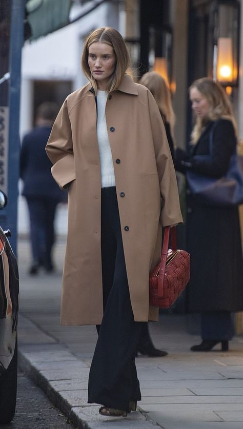 London Street Style Winter, Rosie Huntington Whiteley Street Style, Outfits Moodboard, London Lunch, Navy Wide Leg Trousers, Rosie Huntington Whiteley Style, Rosie Hw, Polo Outfit, Rosie Huntington