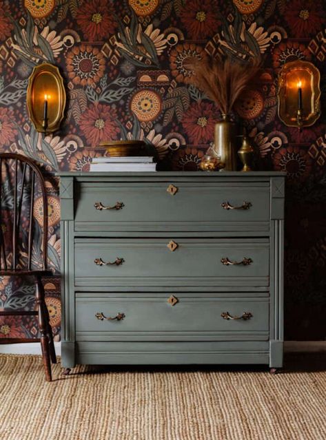 20 Amazing Furniture Makeovers - The Honeycomb Home Green Milk Paint, Chippy Painted Furniture, Furniture Repurposing, Milk Paint Colors, Green Dresser, Green Milk, Homestead House, Next Furniture, Fusion Paint