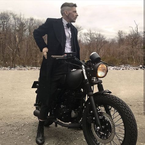 Even Arthur Shelby rides a @muttmotorcycles   Follow us @gentlebikers for the best... Paul Anderson Peaky Blinders, Arthur Shelby, Peaky Blinders Wallpaper, Best Motorbike, Cillian Murphy Peaky Blinders, Boardwalk Empire, Biker Life, Fashion Blogger Style, Motorcycle Style