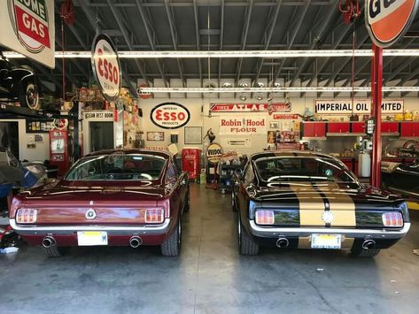 Hot Rod Garage Ideas, Mechanic Workshop, Mechanic Man, Mechanical Workshop, The Mechanic, Cool Garages, Auto Shop, Ford Car, Old Fords