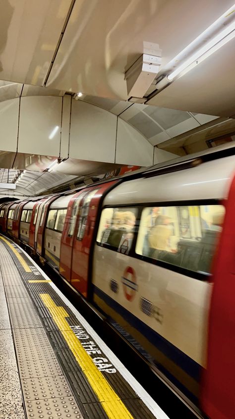 Tube Train, London Tube, Steam Engine Trains, Rail Transport, Tube Station, Train Car, London Underground, Free Space, City Buildings