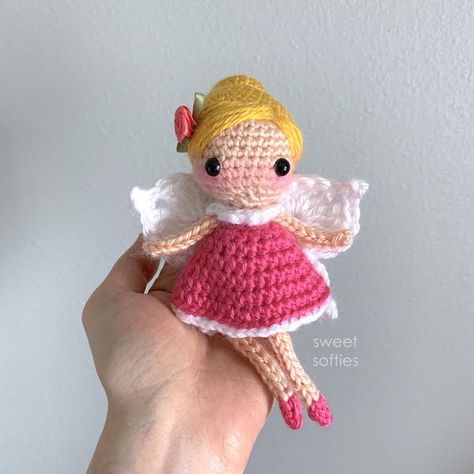 The Summer Flower Fairy Amigurumi pattern is an adorable little pixie that is quick and easy to crochet. This sweet fae wears her hair up in a bun, has a cute dress with lace frills, and a set of pretty wings. She makes a lovely gift for little girls or children who adore mythical, fantasy, and fairytale creatures with a touch of magic! Adults with a penchant for faeries and folklore will also love this whimsical design. This easy pattern is perfect for advanced beginners looking to give amiguru Fairy Amigurumi, Pretty Wings, Mini Amigurumi, Crochet Angels, Rose Fairy, Crochet Fairy, Crocheting Projects, All Free Crochet, Mini Mouse