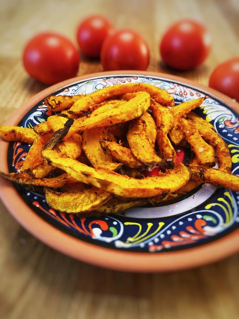 Hokkaido pumpkin fries - easy to make - Fuel Chefs - Fuel your body Pumpkin Fries, Hokkaido Pumpkin, Making Sweet Potato Fries, Fries Recipe, Mashed Avocado, Delicious Breakfast Recipes, Spicy Sauce, Aromatic Herbs, Looking For Something