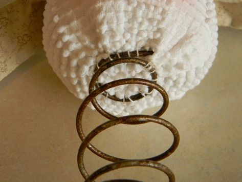 Bed Springs Repurposed, Mattress Spring Crafts, Primitive Easter Crafts, Bed Spring Ideas, Primitive Crafts To Make, Primitive Spring Decor, Crib Spring, Rusty Bed Springs, Bunny Bed