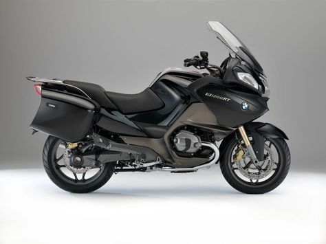 90th Special Edition BMW R1200RT in matte black/gold Super Moto Bikes, Bmw R 1200 Rt, Bmw Bike, Black Bmw, Honda Cbr 1000rr, Bmw R1200rt, Motorcycle Touring, Motorcycle Rides, Motos Bmw