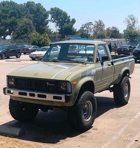 83 Toyota Pickup 4x4, 90s Toyota Truck, 90s Pickup Truck, Small Pickup Trucks, Toyota Trucks 4x4, Toyota Surf, Toyota Pickup 4x4, Vintage Pickup, Tacoma Truck