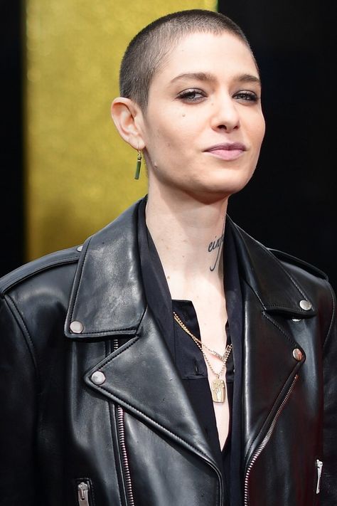 Why Asia Kate Dillon Wants to Remove Gender From Award Shows Entirely Asia Kate Dillon John Wick, Bald Head Girl, Enby Hair, Asia Kate Dillon, Buzzed Hair Women, Shaved Head Women, Masc Women, Androgynous Models, Buzzed Hair