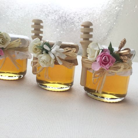 Personalized gifts, which are indispensable for your wedding parties, are a welcome form that makes all guests happy. These mini honey jars, which you will present to your guests to show your gratitude, will more than fulfill their task. The quality honey contained in it will remain in the memory of your guests for a long time. It is a gift that you can easily present for all your parties. Honey Jars, Honey Spoons, Gifts For Guests, Polka Dot Paper, Wedding Gifts For Guests, Honey Jar, Jam Jar, Wedding Parties, Wedding Party Favors