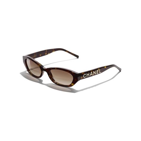 Chanel - Rectangle sunglasses dark tortoise eyewear ($480) Dr Shoes, Trendy Glasses, Cute Sunglasses, Stylish Glasses, Chanel Sunglasses, Rectangle Sunglasses, Mode Vintage, Dream Clothes, Glasses Fashion