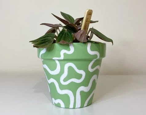 Painted Plant Pot, Painting Glass Jars, Mini Plant Pots, Plant Pot Design, Diy Pottery Painting, Flower Pot Art, Pot Painting, Plant Pot Diy, Painted Pots Diy