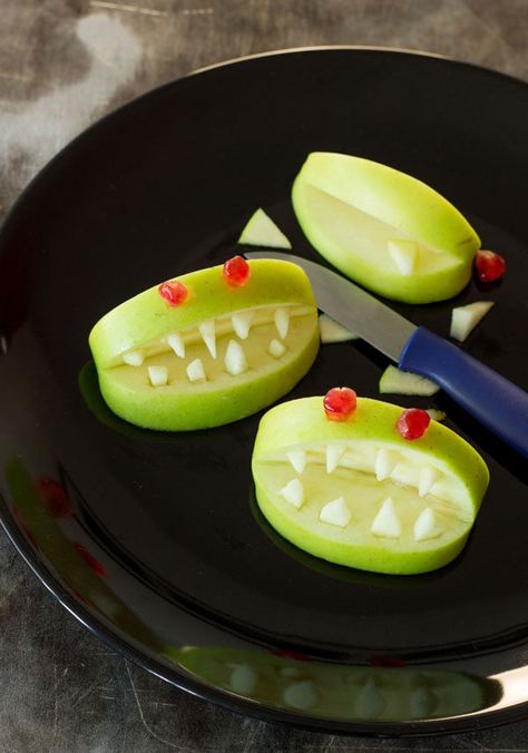 DIY: Last Minute Halloween Snack for Kids #sobody Slow Cooker Meal Prep, Halloween Snacks For Kids, Diy Halloween Treats, Halloween Party Treats, Chicken Casserole Easy, Apple Bite, Beef Steak Recipes, Easy Halloween Party, Diy Treats